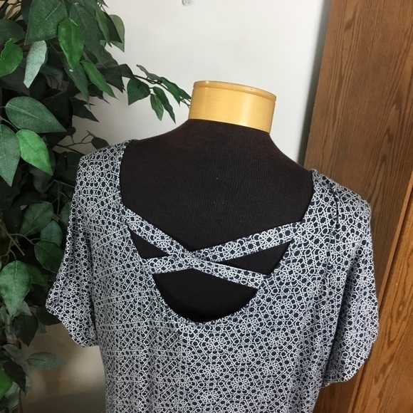 Lane Bryant 14/16 blue and white geometric patterned short sleeve blou… - Picture 13 of 16